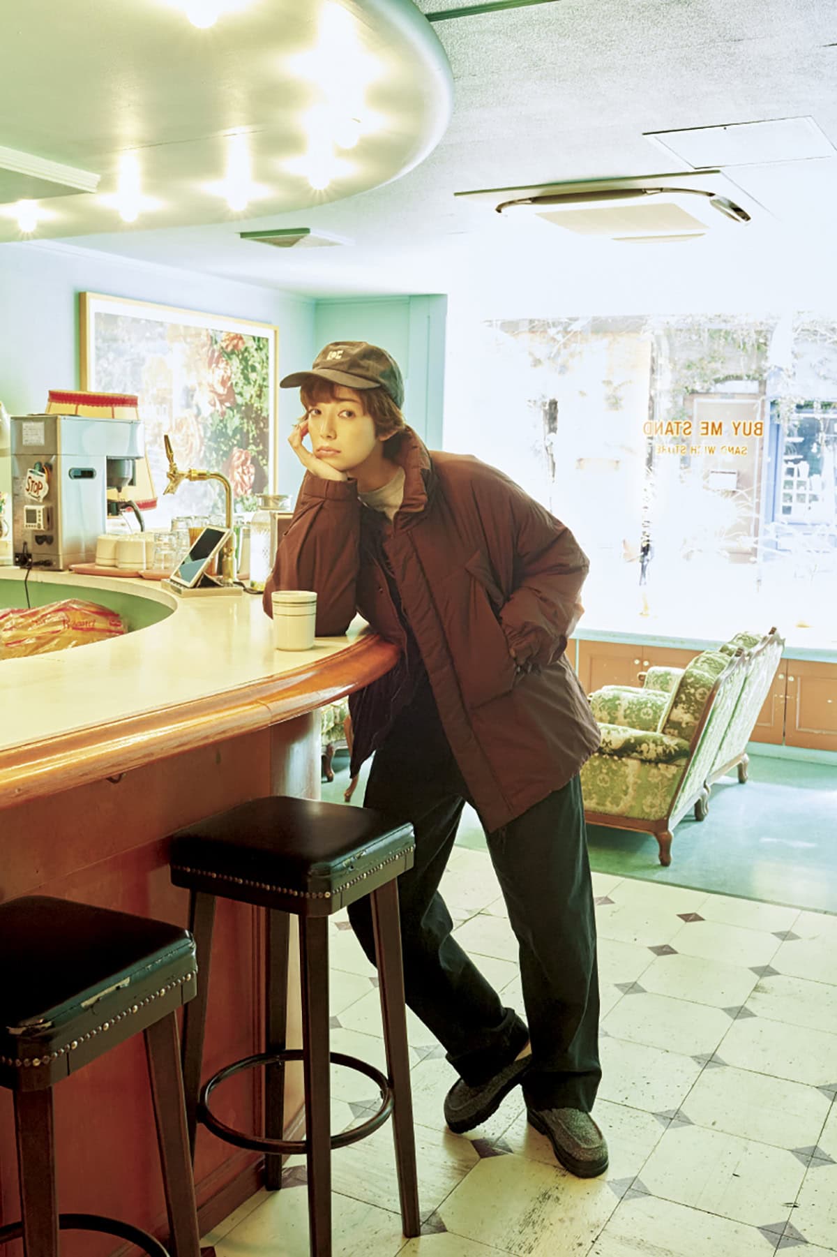 ブルゾン¥19,910（ファーストハンド） カーディガン¥22,000（ウーア／Uhr Online Store）　中に着たTシャツ¥13,200（ザ ポーズ／ウィム ガゼット ルミネ有楽町店）　パンツ¥36,300（オブラダ／シンチ）　キャップ¥11,000（ラック オブ カラー／ジャック·オブ·オール·トレーズ プレスルーム）　シューズ¥33,000（ALM.）