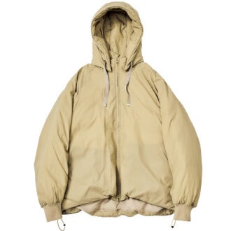 着膨れしにくい美シルエットと高い保温性を両立。裾のドロストを絞れば女性らしいコクーンシルエットに。¥83,600（レンジ オブ ライト／ロンハーマン）