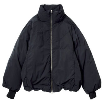 リサイクル中綿を使用した超軽量ブルゾン。光沢をおさえたマットなナイロン素材がモダンな表情。¥45,100（サロン アダム エ ロペ）