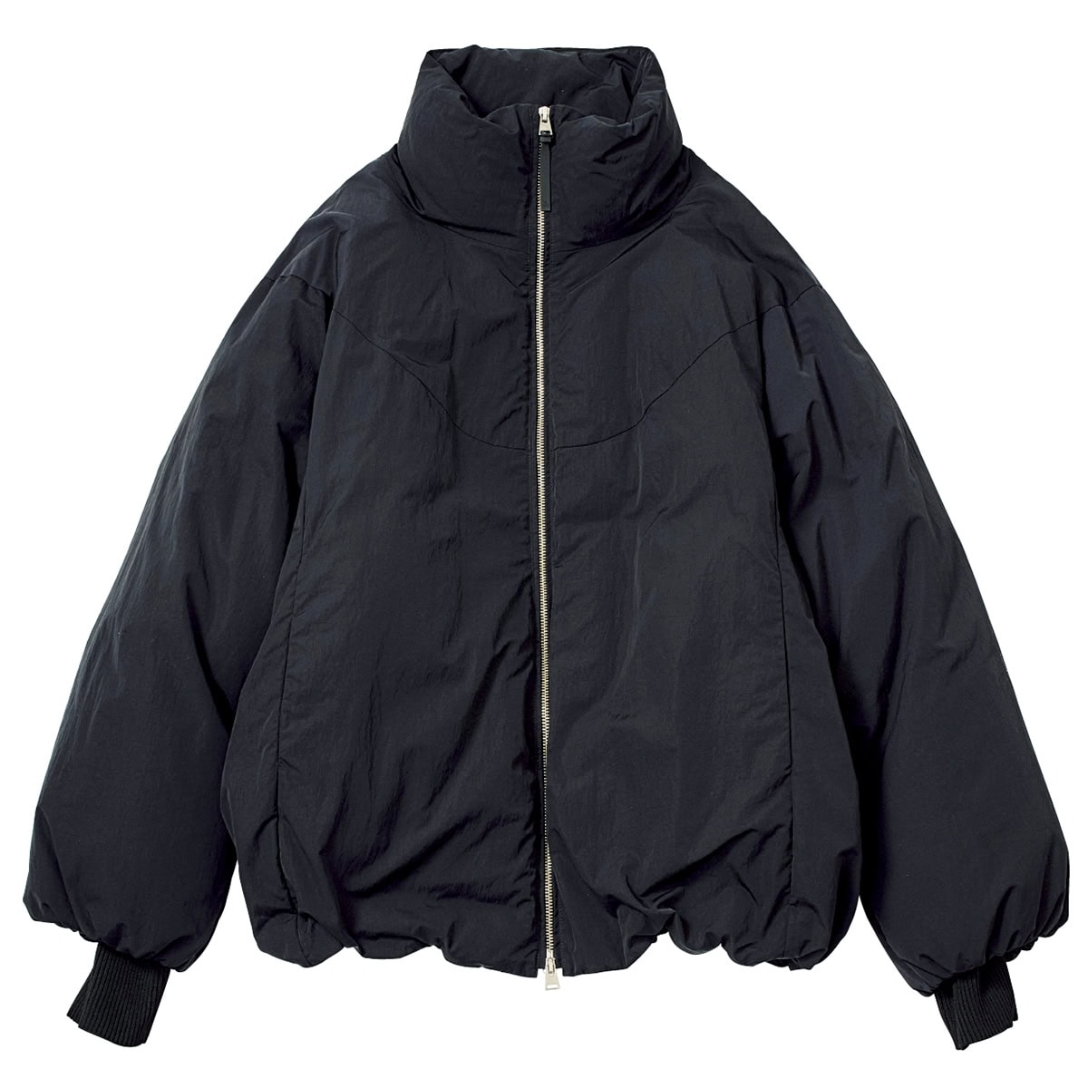 リサイクル中綿を使用した超軽量ブルゾン。光沢をおさえたマットなナイロン素材がモダンな表情。¥45,100（サロン アダム エ ロペ）