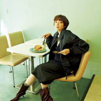 ブルゾン¥88,000（ハイク／ボウルズ）　ニットベスト¥29,700（エンリカ）　中に着たTシャツ¥17,600（ロンハーマン）　スカート¥29,700（アンスクリア）、ブーツ¥49,500（ペリーコ サニー／ともにアマン）　下にはいたスカート¥19,800（スピック＆スパン／スピック＆スパン ルミネ有楽町店）　ソックス（スタイリスト私物）