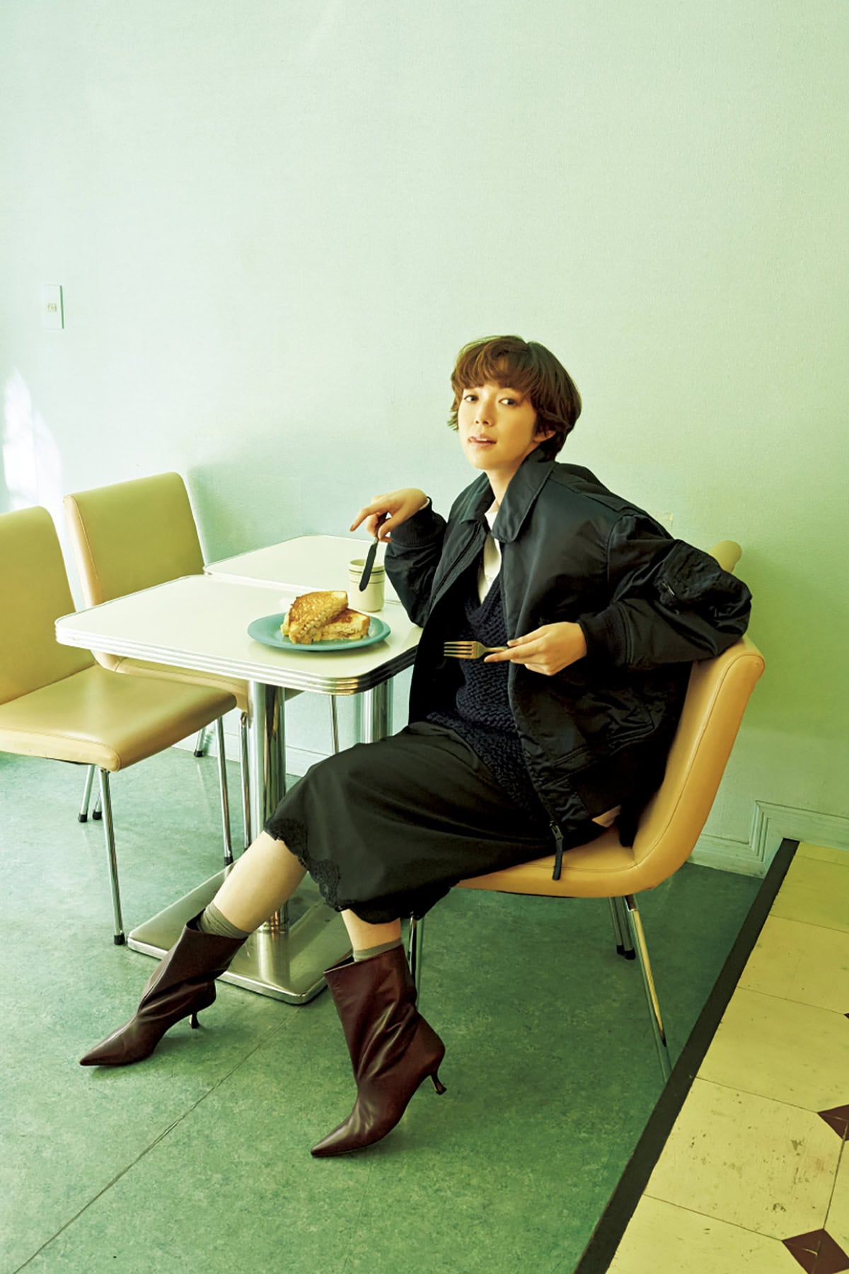 ブルゾン¥88,000（ハイク／ボウルズ）　ニットベスト¥29,700（エンリカ）　中に着たTシャツ¥17,600（ロンハーマン）　スカート¥29,700（アンスクリア）、ブーツ¥49,500（ペリーコ サニー／ともにアマン）　下にはいたスカート¥19,800（スピック＆スパン／スピック＆スパン ルミネ有楽町店）　ソックス（スタイリスト私物）