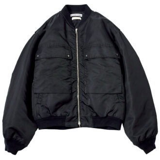 着想のベースは80sのアーカイブ。リサイクルナイロンのMA-1ツイルを使用し、撥水機能も備えた一着。¥85,800（ヨーク × キャサリン ハムネット／エンケル）