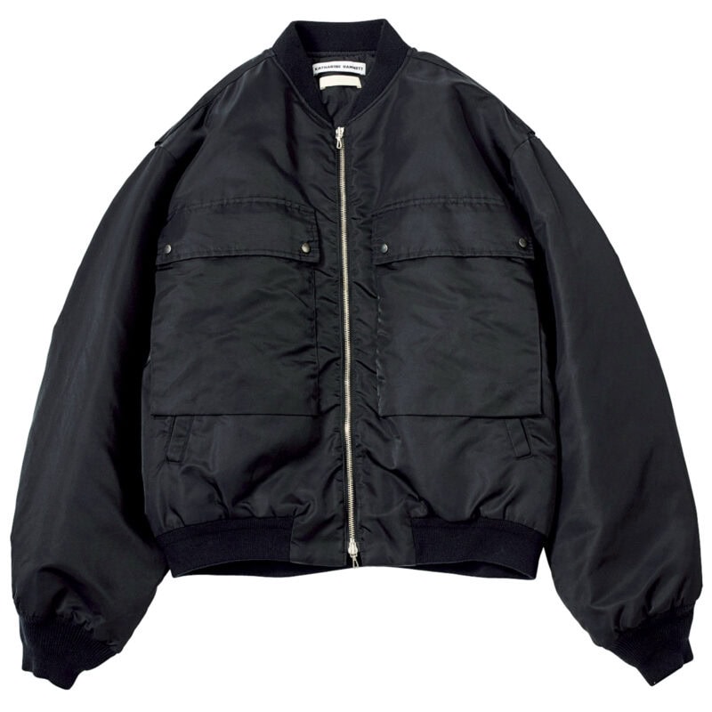 着想のベースは80sのアーカイブ。リサイクルナイロンのMA-1ツイルを使用し、撥水機能も備えた一着。¥85,800（ヨーク × キャサリン ハムネット／エンケル）