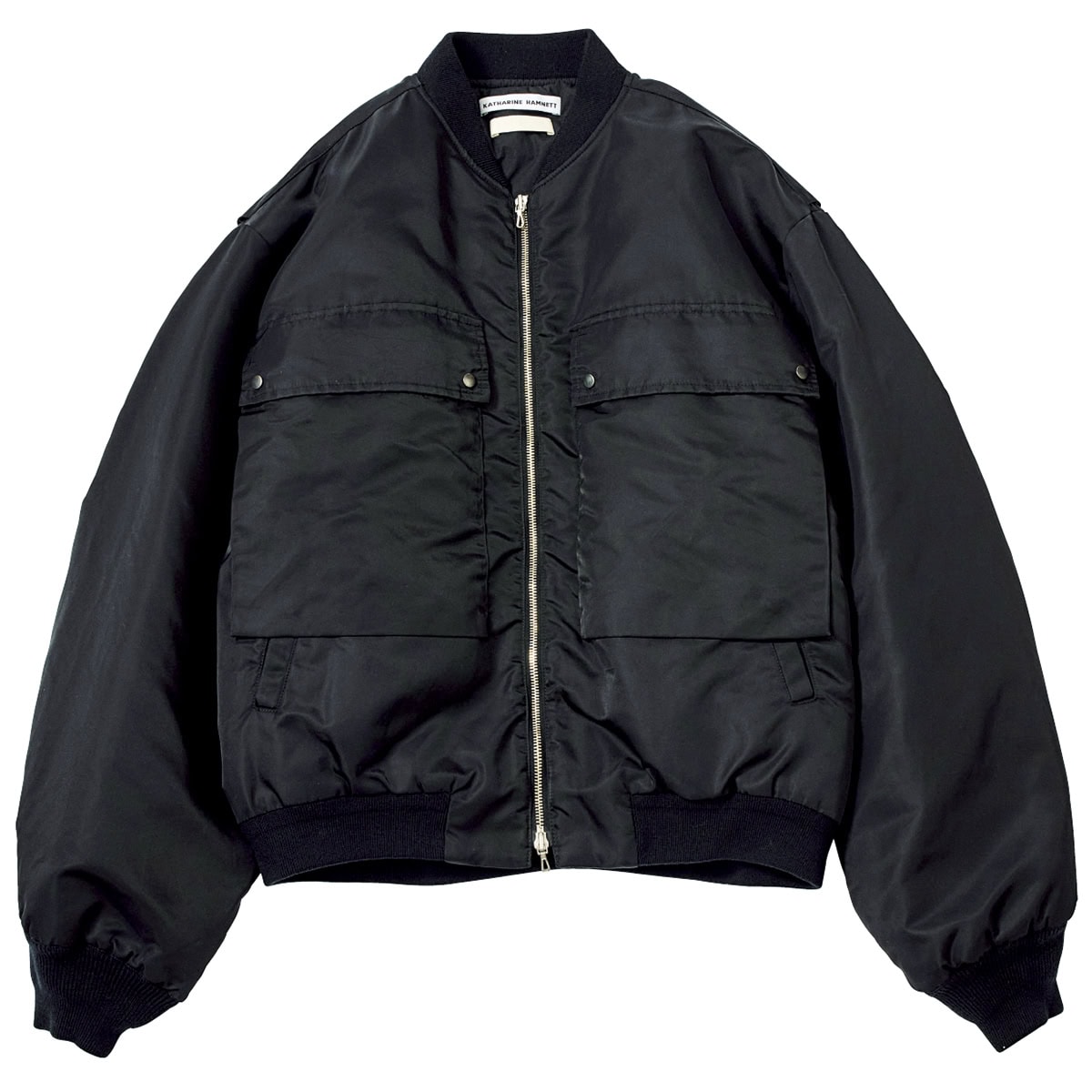 着想のベースは80sのアーカイブ。リサイクルナイロンのMA-1ツイルを使用し、撥水機能も備えた一着。¥85,800（ヨーク × キャサリン ハムネット／エンケル）