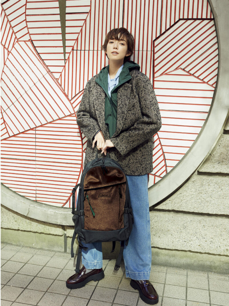 バックパック「125リミテッド ウォーカー 33」［H51×W34×D22］¥11,990（コールマン／コールマン カスタマーサービス）　ジャケット¥48,400（ナイブチョクボウ／スピック＆スパン ルミネ有楽町店）　パーカー¥3,990（ユニクロ）　シャツ¥29,920（テラ／ティースクエア プレスルーム）　パンツ¥29,920（オブラダ／シンチ）　シューズ¥7,290（ザラ／ザラ・ カスタマーサービス）　ソックス（スタイリスト私物）