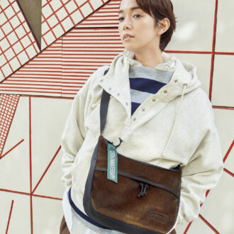 ショルダーバッグ「125リミテッド ウォーカーバナナショルダー」［H25×W35×D12］¥5,940（コールマン／コールマン カスタマーサービス）　アノラックパーカ¥7,920（シップス エニイ）、中に着たボーダートップス¥19,800（オニット × シップス／ともにシップス インフォメーションセンター）　中に着たシャツ¥41,800（ケイル）　パンツ¥27,500（グリフ／スピック＆スパン ルミネ有楽町店）