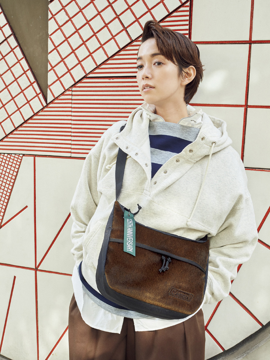 ショルダーバッグ「125リミテッド ウォーカーバナナショルダー」［H25×W35×D12］¥5,940（コールマン／コールマン カスタマーサービス）　アノラックパーカ¥7,920（シップス エニイ）、中に着たボーダートップス¥19,800（オニット × シップス／ともにシップス インフォメーションセンター）　中に着たシャツ¥41,800（ケイル）　パンツ¥27,500（グリフ／スピック＆スパン ルミネ有楽町店）