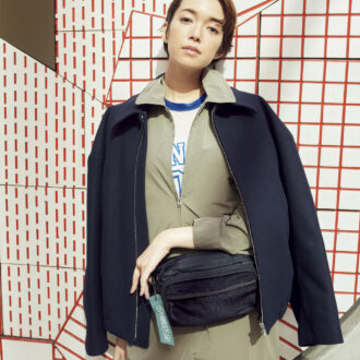 ウエストポーチ「125リミテッド ウォーカーポーチ」［H15×W24×D７］¥4,950（コールマン／コールマン カスタマーサービス）　ジャケット¥121,000（ピース／ガリャルダガランテ 青山店）　ジャンプスーツ¥69,850（ロエフ／エイチ ビューティー＆ユース）　Ｔシャツ¥12,100（シップス ナイン ケース／シップス インフォメーションセンター）