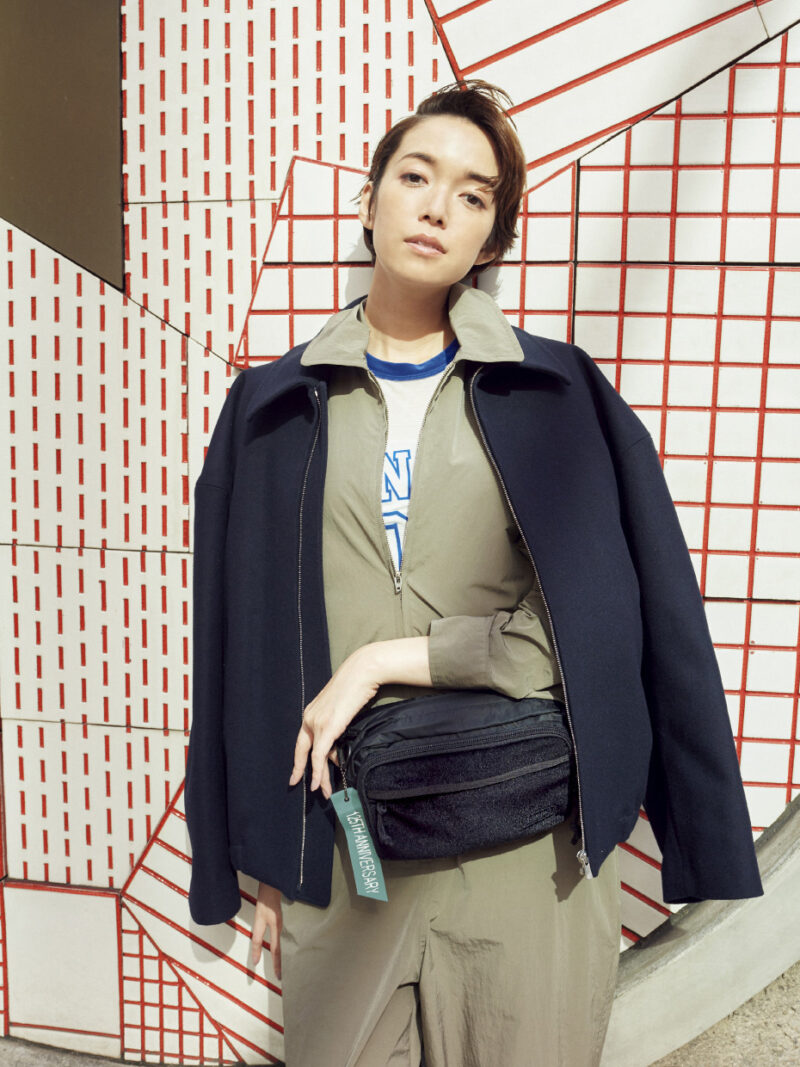 ウエストポーチ「125リミテッド ウォーカーポーチ」［H15×W24×D７］¥4,950（コールマン／コールマン カスタマーサービス）　ジャケット¥121,000（ピース／ガリャルダガランテ 青山店）　ジャンプスーツ¥69,850（ロエフ／エイチ ビューティー＆ユース）　Ｔシャツ¥12,100（シップス ナイン ケース／シップス インフォメーションセンター）