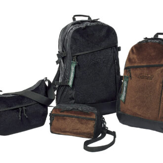 右から_パッド入りショルダーベルトでストレスフリーに背負えるバックパック。２サイズ展開。［H45×W31×D20］¥9,900、［H51×W34×D22］¥11,990、ウエストポーチもリフレクター付き。［H15×W24×D７］¥4,950、定期入れなどをつけておくのに便利なエラスティックコード付きショルダーバッグ。［H25×W35×D12］¥5,940（すべてコールマン／コールマン カスタマーサービス）