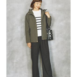 コート¥2,200、ニットプルオーバー¥990、パンツ¥990（すべてシーズン リーズン バイ リン アンド レッド／しまむら）　靴、バッグ（しまむら参考商品）