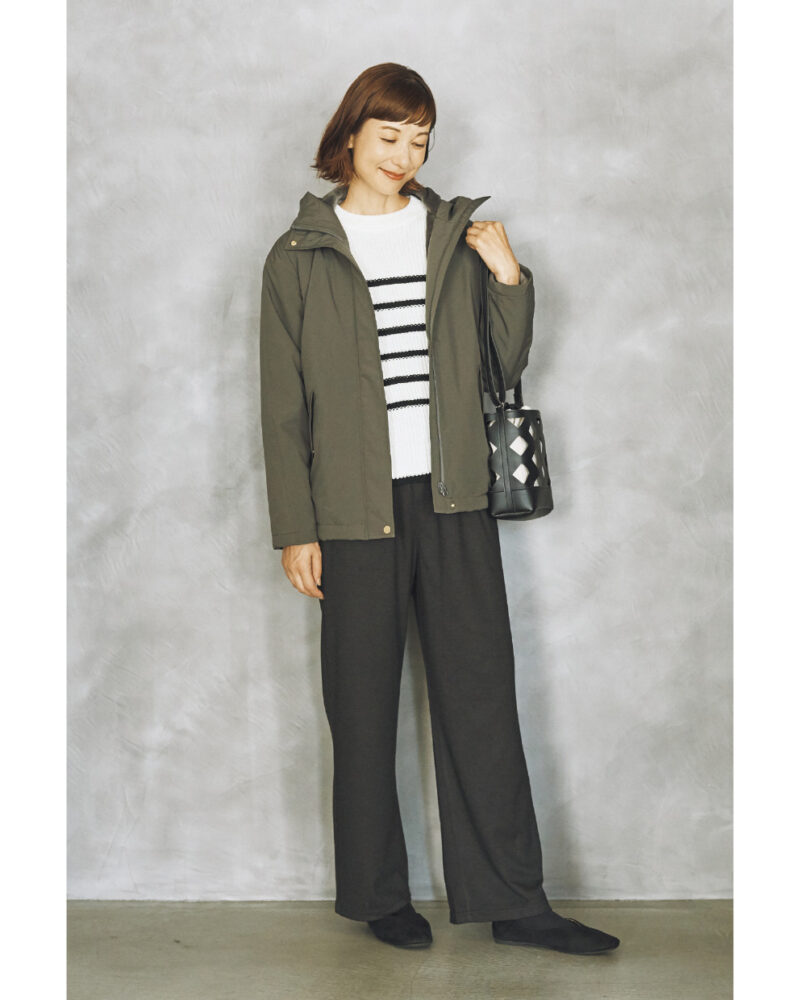 コート¥2,200、ニットプルオーバー¥990、パンツ¥990（すべてシーズン リーズン バイ リン アンド レッド／しまむら）　靴、バッグ（しまむら参考商品）