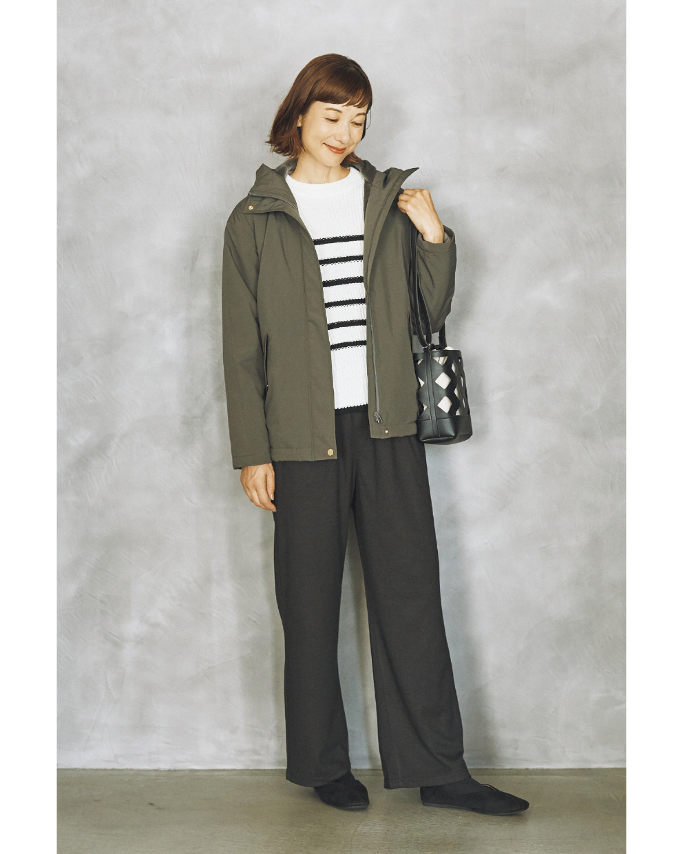 コート¥2,200、ニットプルオーバー¥990、パンツ¥990（すべてシーズン リーズン バイ リン アンド レッド／しまむら）　靴、バッグ（しまむら参考商品）