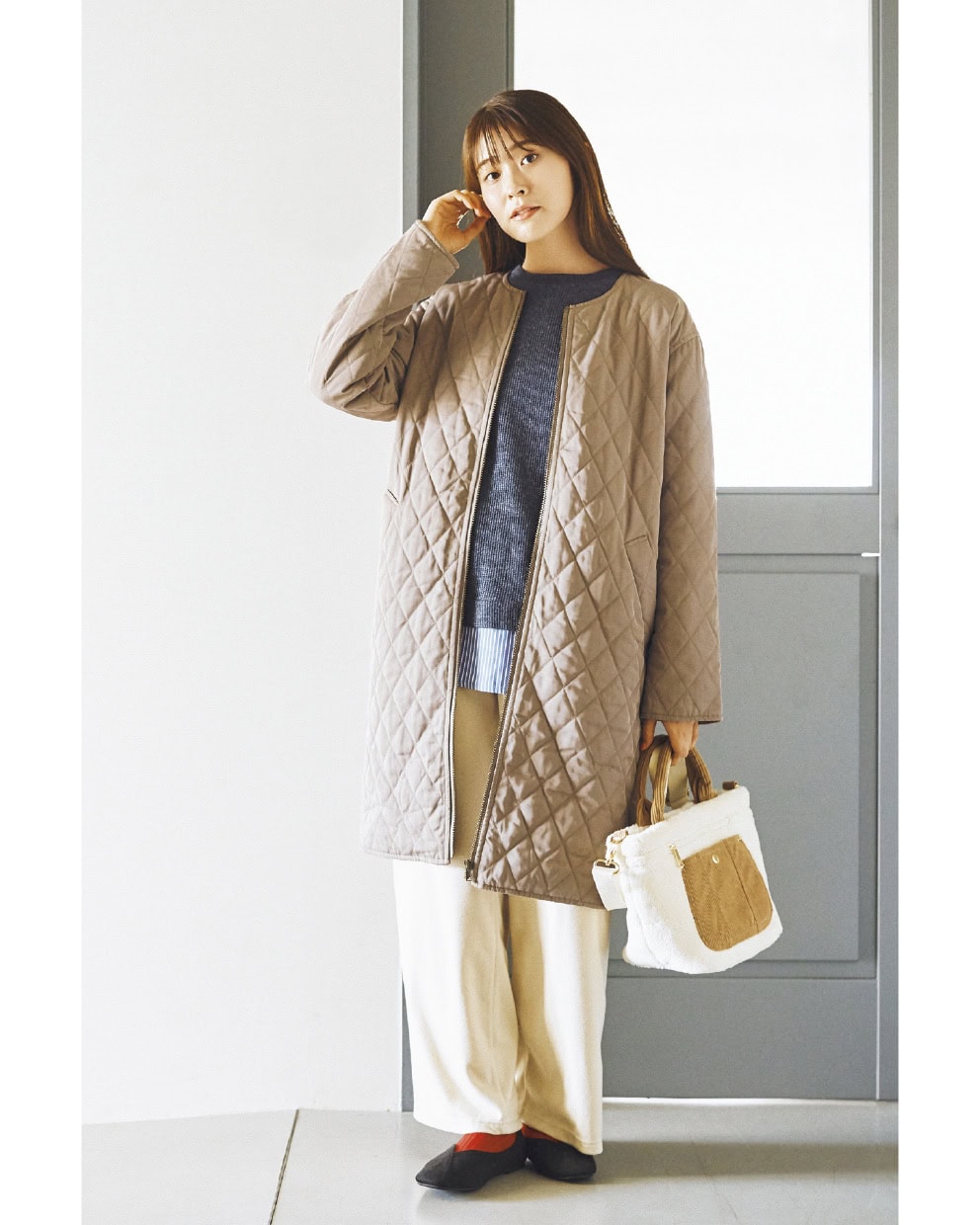 コート¥2,200、プルオーバー¥770、パンツ¥990（すべてシーズン リーズン バイ リン アンド レッド／しまむら）　靴、バッグ（しまむら参考商品）