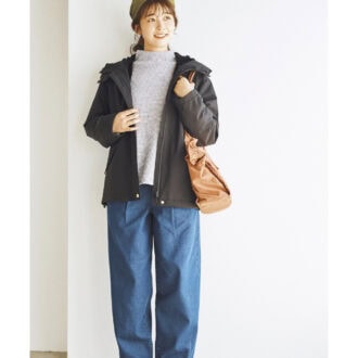 コート¥2,200、プルオーバー¥770、デニムパンツ¥990（すべてシーズン リーズン バイ リン アンド レッド／しまむら）　靴、バッグ、カチューシャ（しまむら参考商品）