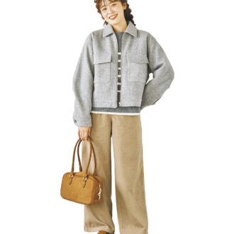 コート¥2,200、ニットプルオーバー¥990、パンツ¥990（すべてシーズン リーズン バイ リン アンド レッド／しまむら）　靴、バッグ（しまむら参考商品）