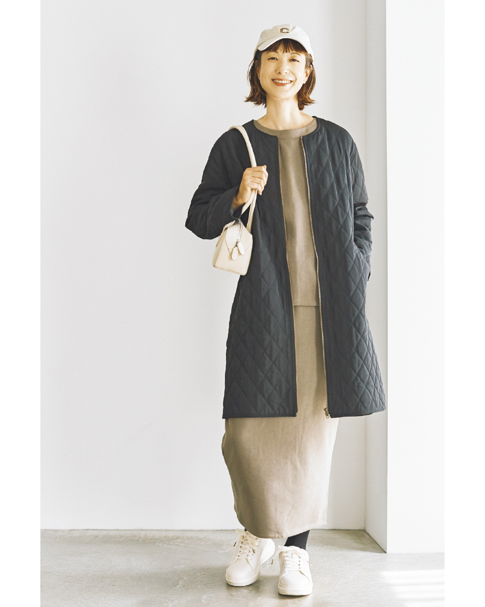 コート¥2,200、セットアップ¥1,100（ともにシーズン リーズン バイ リン アンド レッド／しまむら）　キャップ、靴、バッグ（しまむら参考商品）