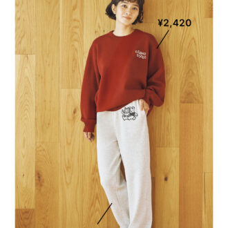 ニットプルオーバー（バッグ付き）¥2,420、パンツ¥1,639（ともにシーズン リーズン バイ リン アンド レッド／しまむら）　靴（しまむら参考商品）