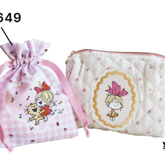 キルティングポーチ¥1,419、巾着ポーチ¥649（ともにシーズン リーズン バイ リン アンド レッド／しまむら）