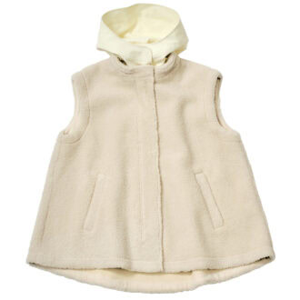 手触りのいいもこもこ素材がシーズンムードを演出。腰周りを隠す長めの丈も◎。コットン地のフードは取り外し可能。¥39,600(カデュネ/カデュネ プレスルーム)