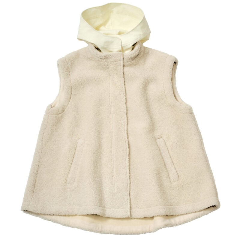 手触りのいいもこもこ素材がシーズンムードを演出。腰周りを隠す長めの丈も◎。コットン地のフードは取り外し可能。¥39,600(カデュネ/カデュネ プレスルーム)