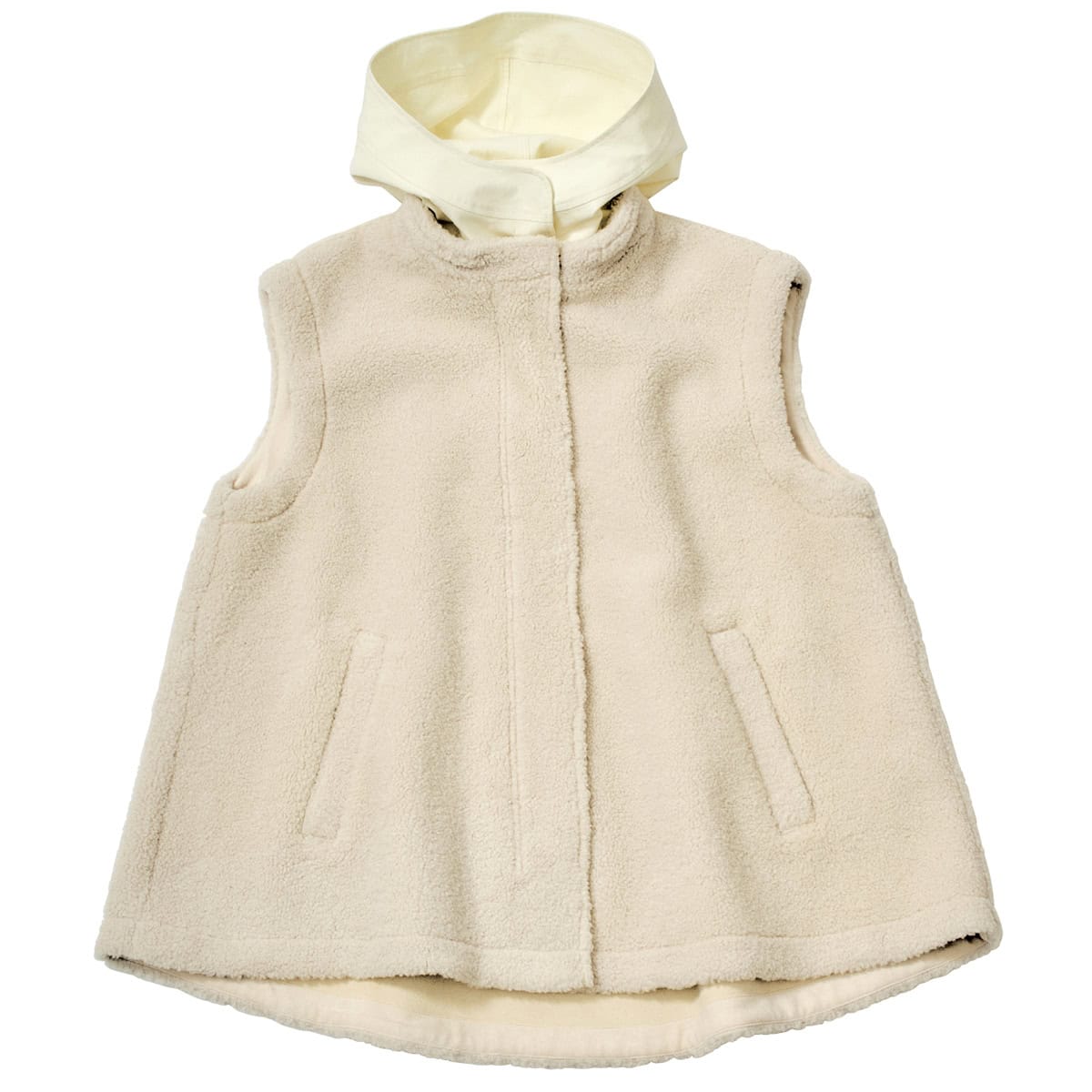 手触りのいいもこもこ素材がシーズンムードを演出。腰周りを隠す長めの丈も◎。コットン地のフードは取り外し可能。¥39,600（カデュネ／カデュネ プレスルーム）