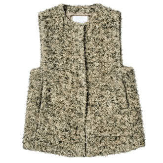 モールヤーンなど毛足の長い糸で編み込まれたファーのようなベスト。存在感のある素材で着映え力も抜群! ¥99,000(ボールジィ/トゥモローランド)