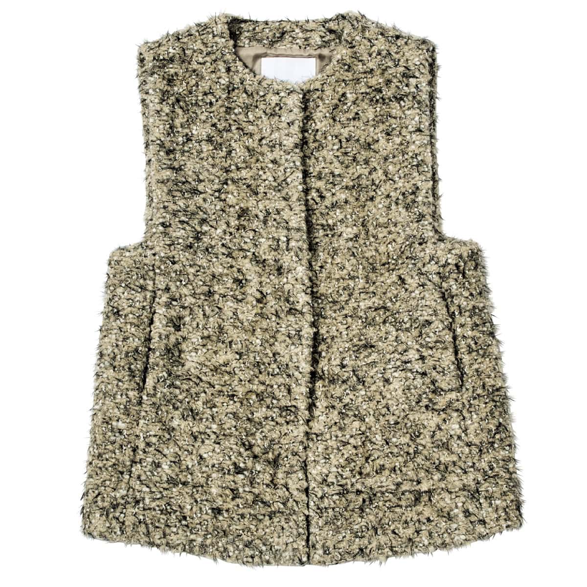 モールヤーンなど毛足の長い糸で編み込まれたファーのようなベスト。存在感のある素材で着映え力も抜群！ ¥99,000（ボールジィ／トゥモローランド）