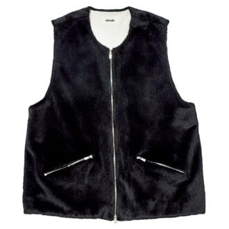 しっとりとした毛並みが美しいファーベスト。広いアームホールで、厚手のニットやアウターにも合わせやすい計算されたデザイン。¥49,500(オブラダ/シンチ)