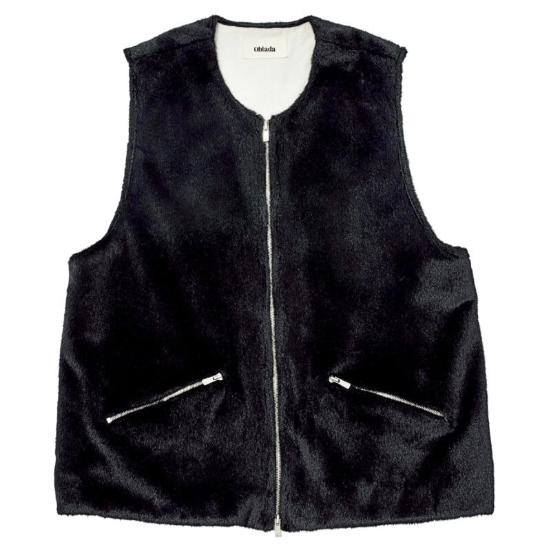 しっとりとした毛並みが美しいファーベスト。広いアームホールで、厚手のニットやアウターにも合わせやすい計算されたデザイン。¥49,500(オブラダ/シンチ)