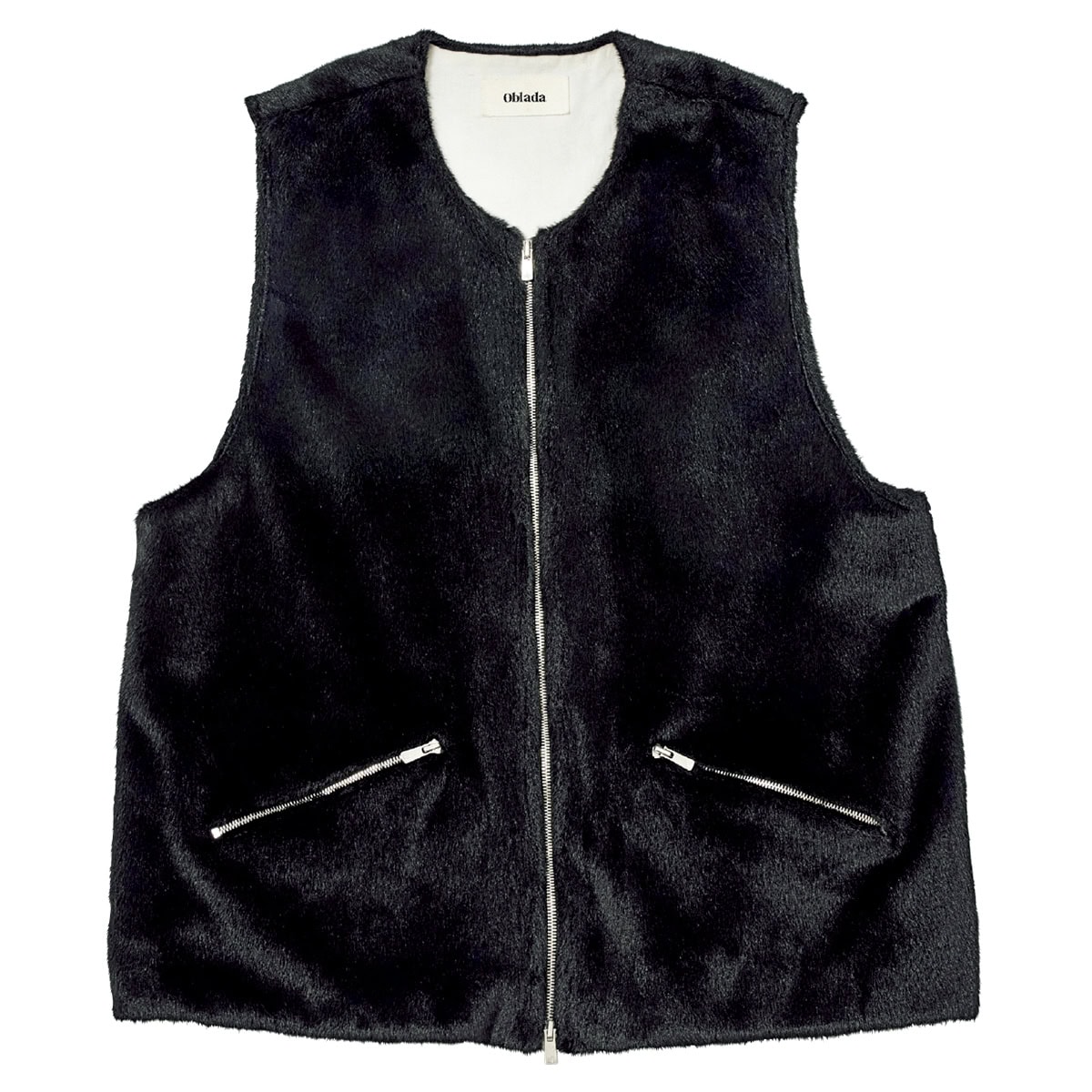 しっとりとした毛並みが美しいファーベスト。広いアームホールで、厚手のニットやアウターにも合わせやすい計算されたデザイン。¥49,500（オブラダ／シンチ）