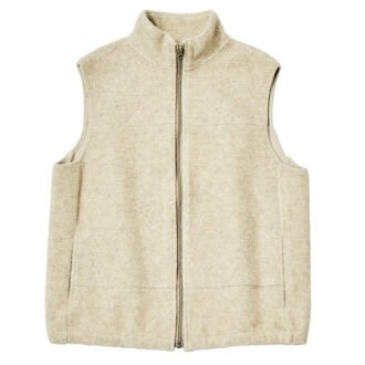 スポーティな印象のウールパイルベスト。シンプルかつやさしいアイボリー色で、きれいめコーデのハズし役にも最適。¥28,600(RHC/RHC ロンハーマン)