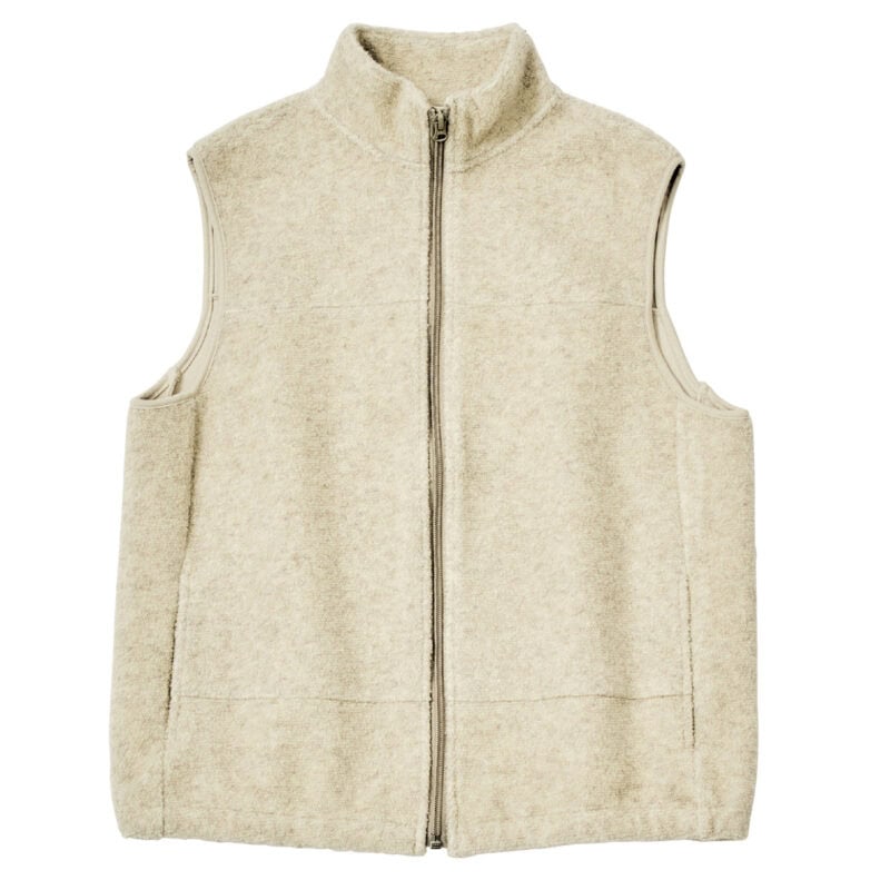 スポーティな印象のウールパイルベスト。シンプルかつやさしいアイボリー色で、きれいめコーデのハズし役にも最適。¥28,600(RHC/RHC ロンハーマン)