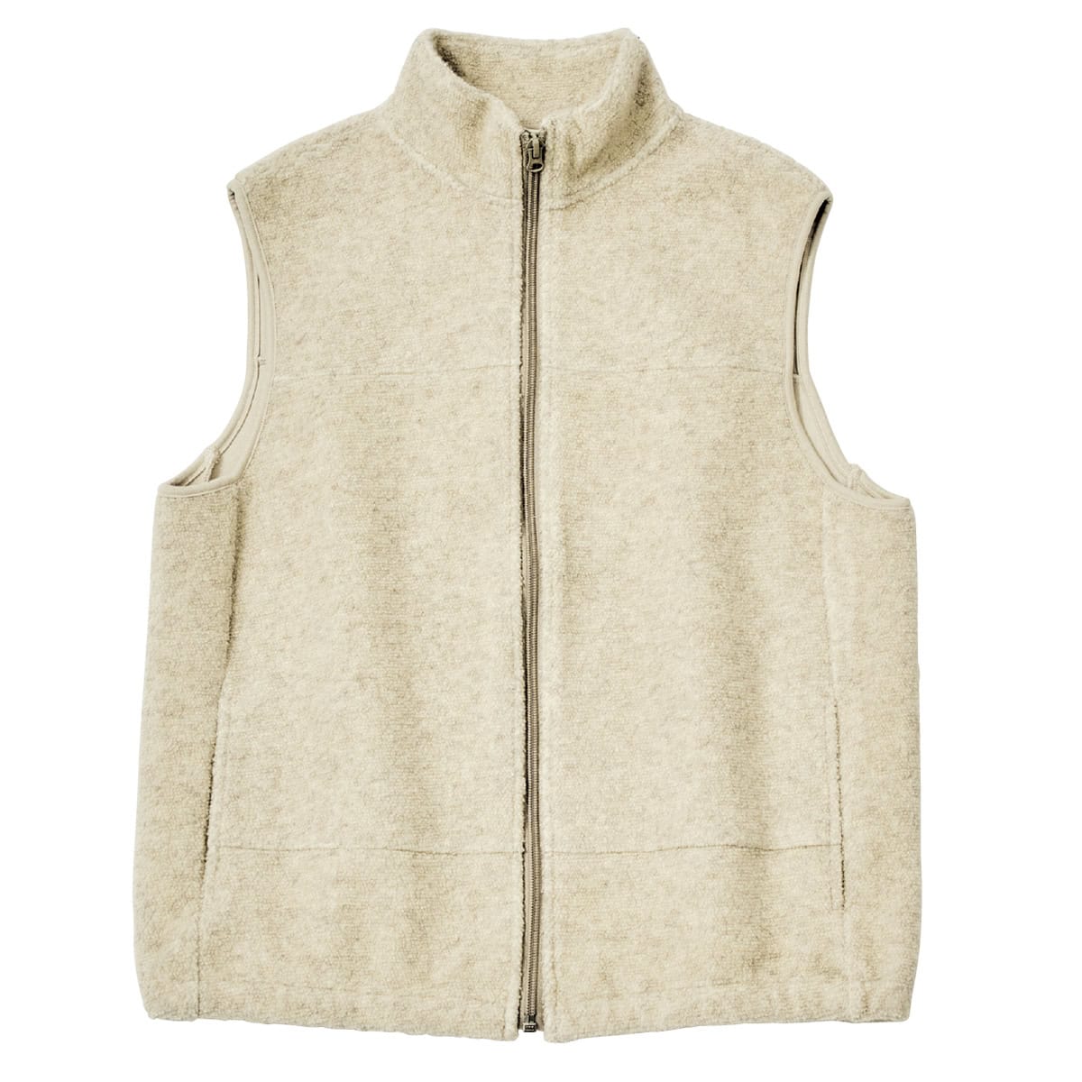 スポーティな印象のウールパイルベスト。シンプルかつやさしいアイボリー色で、きれいめコーデのハズし役にも最適。¥28,600（RHC／RHC ロンハーマン）