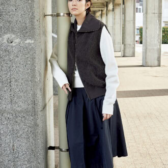 ベスト¥26,400（プロタゴニスタ／アマン）　スウェットトップス¥20,900（ニコラ ジェンソン／リノウン）　スカート¥42,900（ロンハーマン）　ブーツ¥118,800（ネブローニ）　ピアス¥59,400（バウゴヘイアン）