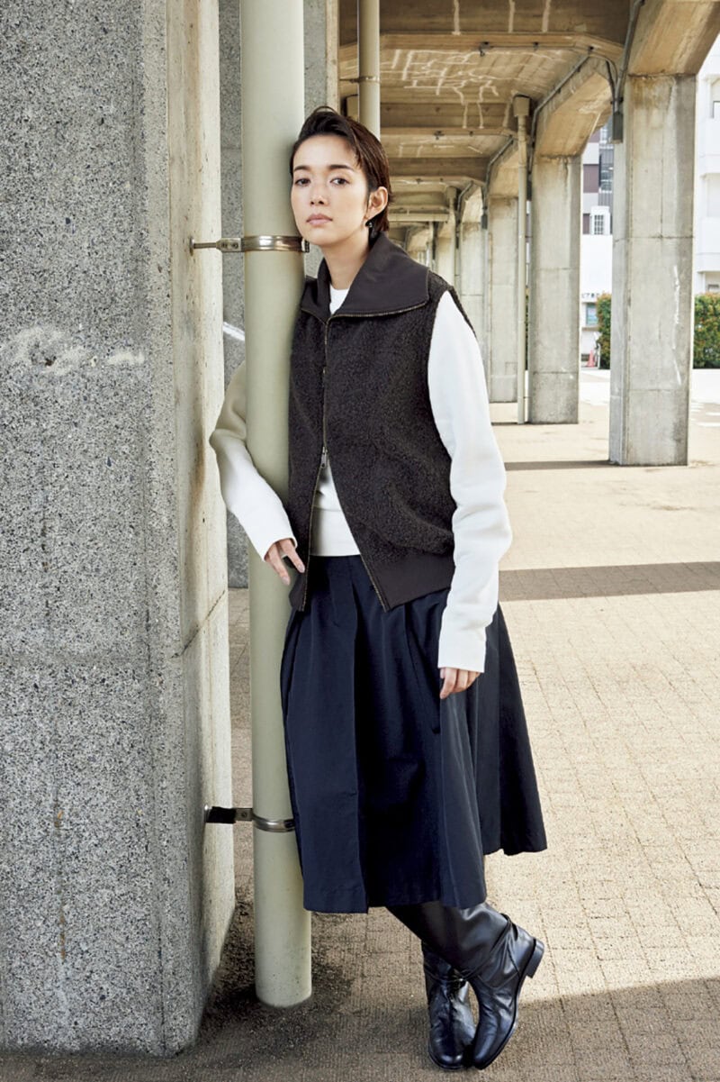 ベスト¥26,400(プロタゴニスタ/アマン) スウェットトップス¥20,900(ニコラ ジェンソン/リノウン) スカート¥42,900(ロンハーマン) ブーツ¥118,800(ネブローニ) ピアス¥59,400(バウゴヘイアン)