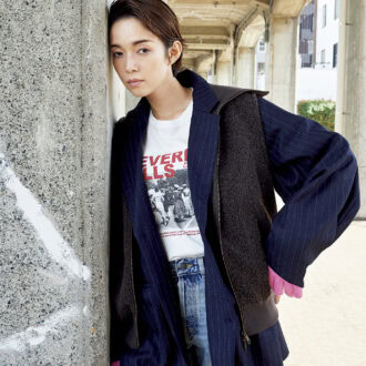 ベスト¥26,400（プロタゴニスタ／アマン）　ジャケット¥74,800（オブラダ／シンチ）　Tシャツ¥7,480（ジャーナル スタンダード レリューム／ジャーナル スタンダード レリューム ルミネ新宿店）　パンツ¥55,000（ハイクル／ショールーム ロイト）　グローブ¥13,200（ジェーン スミス／シップス インフォメーションセンター）