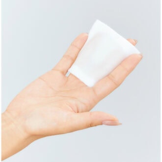 1.化粧水をコットンにたっぷりと浸して