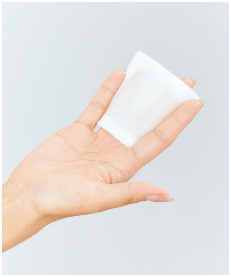 1.化粧水をコットンにたっぷりと浸して