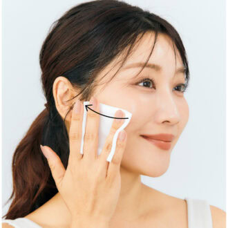 2.肌のキメに沿って内→外へなじませる