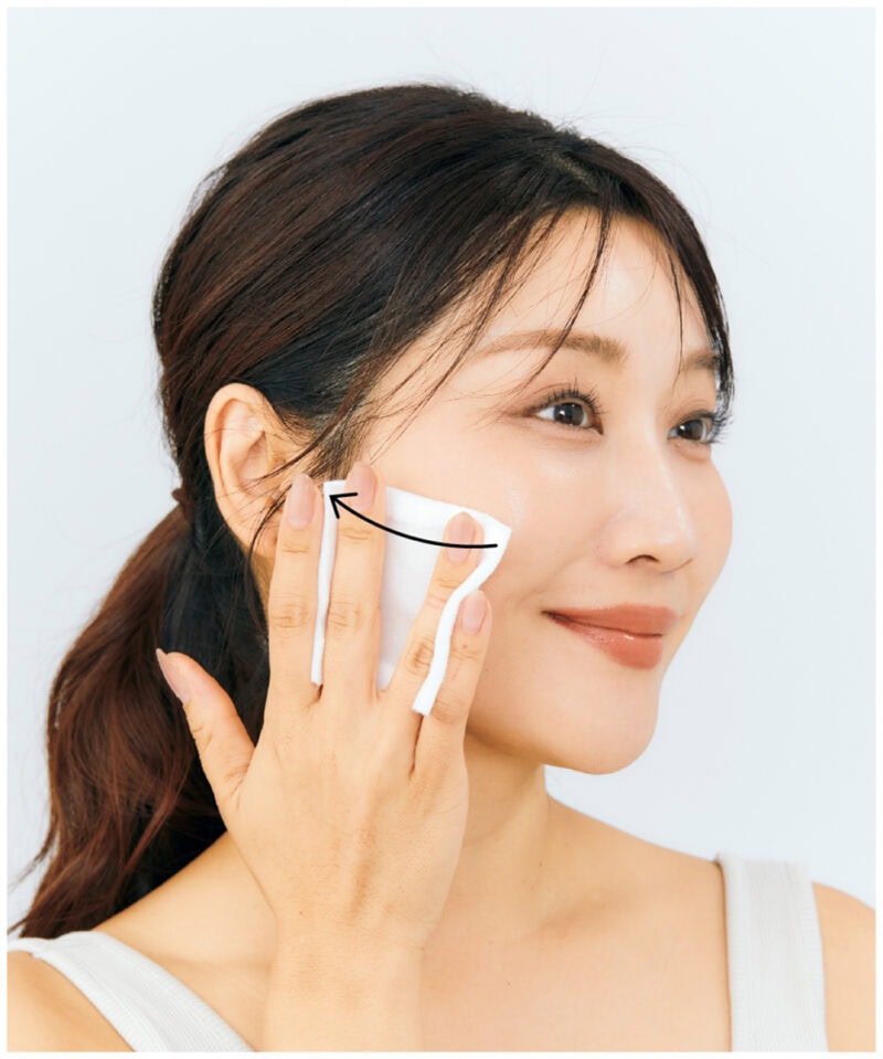 2.肌のキメに沿って内→外へなじませる