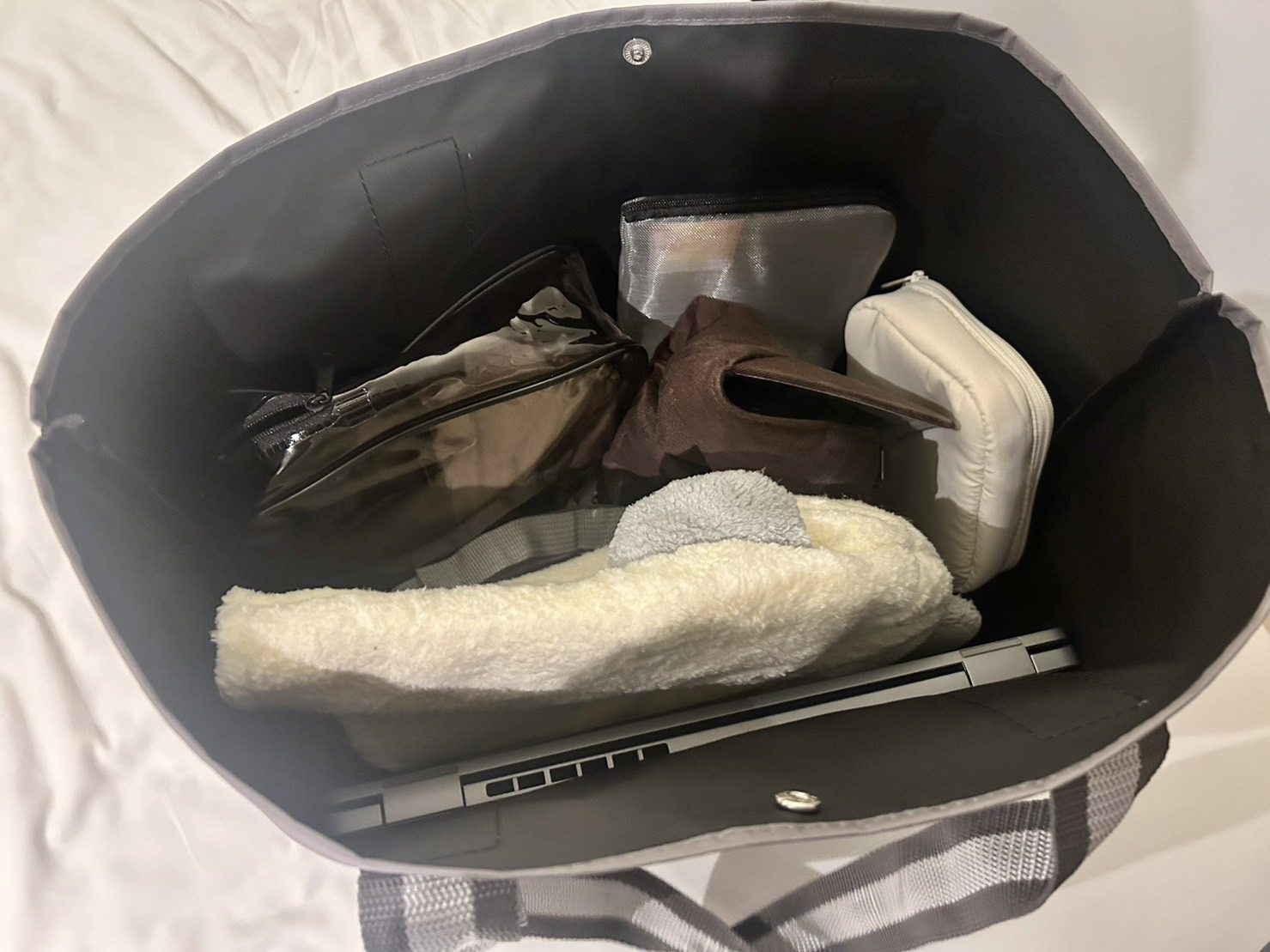 InRed12月号付録　コールマン×ハローキティ　大容量トートバッグ