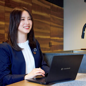お仕事中の荻野真理子さん