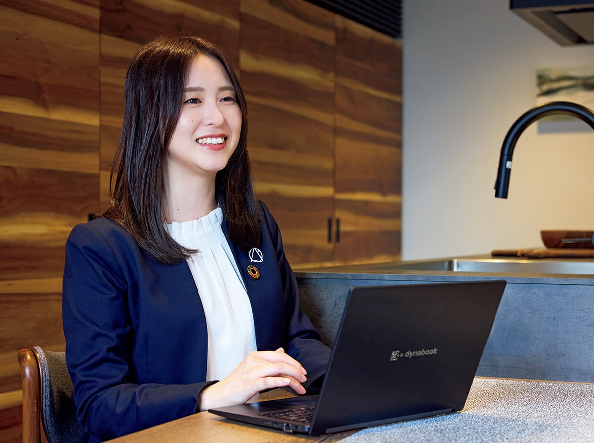 お仕事中の荻野真理子さん
