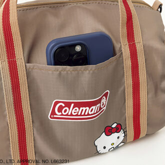 スマホやカードケースをサッと入れられる外ポケット