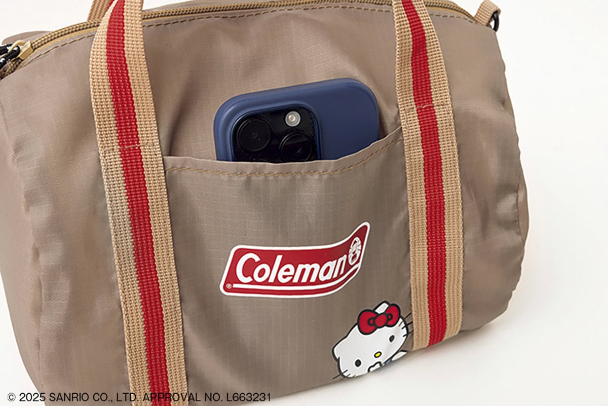 スマホやカードケースをサッと入れられる外ポケット