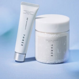 2025年クリスマスコフレ【THREE】精油の香りでリフレッシュ！ バスソルトとハンド＆ネイルクリームセット