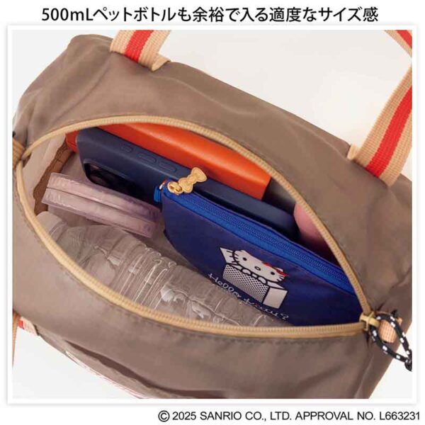 InRed 2025年12月号増刊 付録【コールマン×ハローキティ
手持ちも斜めがけもできる!
ボストン型ポシェット】 500mLペットボトルも余裕で入る適度なサイズ感