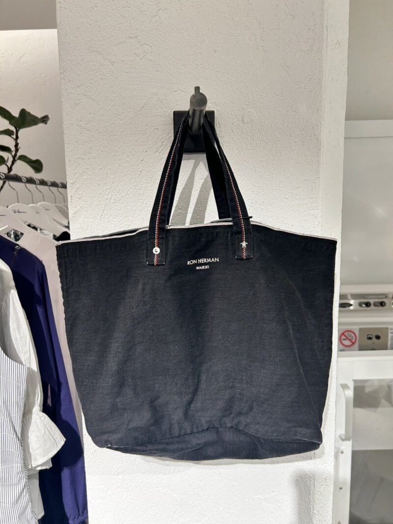 ブラックデニムのバッグ